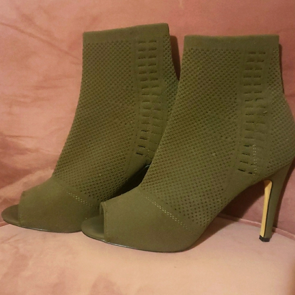 Express size 9 camo green open toe bootie heals